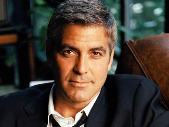 배우 조지 클루니 (George Clooney)는 잔인한 남성의 이미지에 반복적으로 성공했습니다.