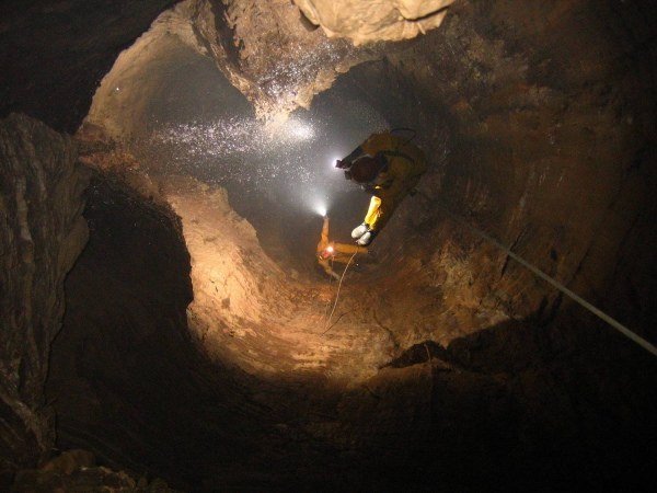 동굴 Krubera-Voronya에있는 Speleologists